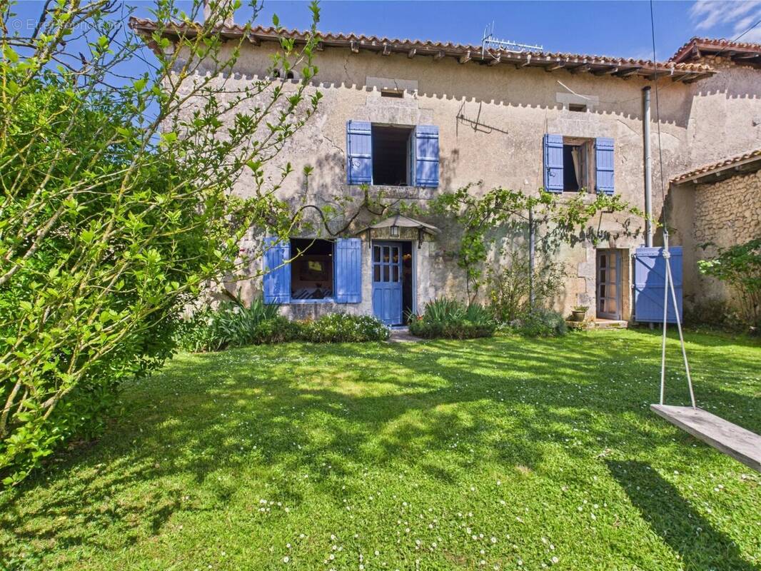 Jolie maison traditionnelle près d'un village populaire - photo 1