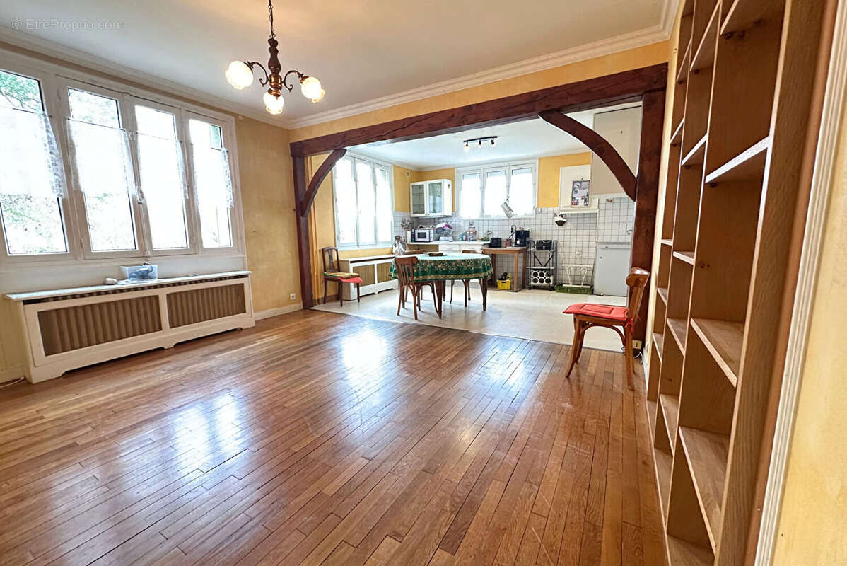 Maison à SAINTE-GENEVIEVE-DES-BOIS