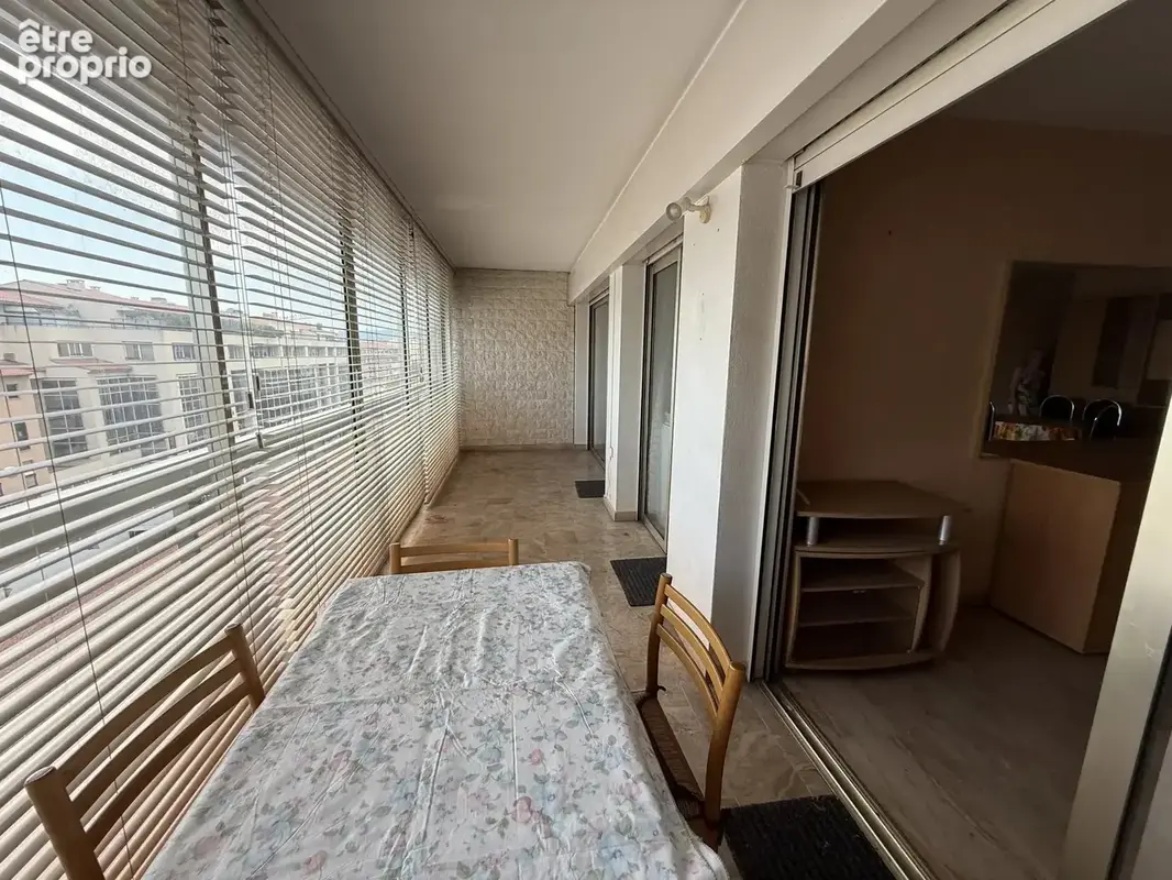 Cannes Centre : Appartement 2 pièces de 49 m² avec terrasse de 16 m² et aperçu mer, à rénover - photo 4