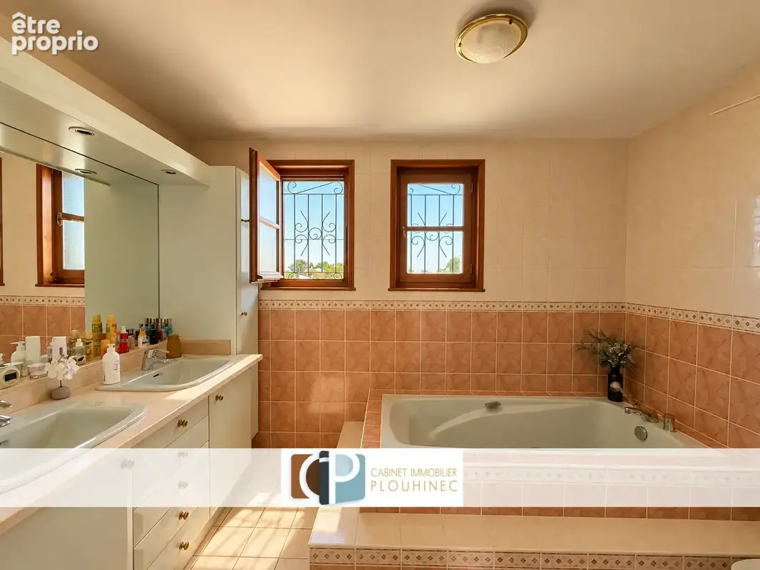Villa avec piscine, dépendance et 1,4 hectare de terrain   Secteur Saint-Jean-sur-Veyle, proche Mâcon - photo 11