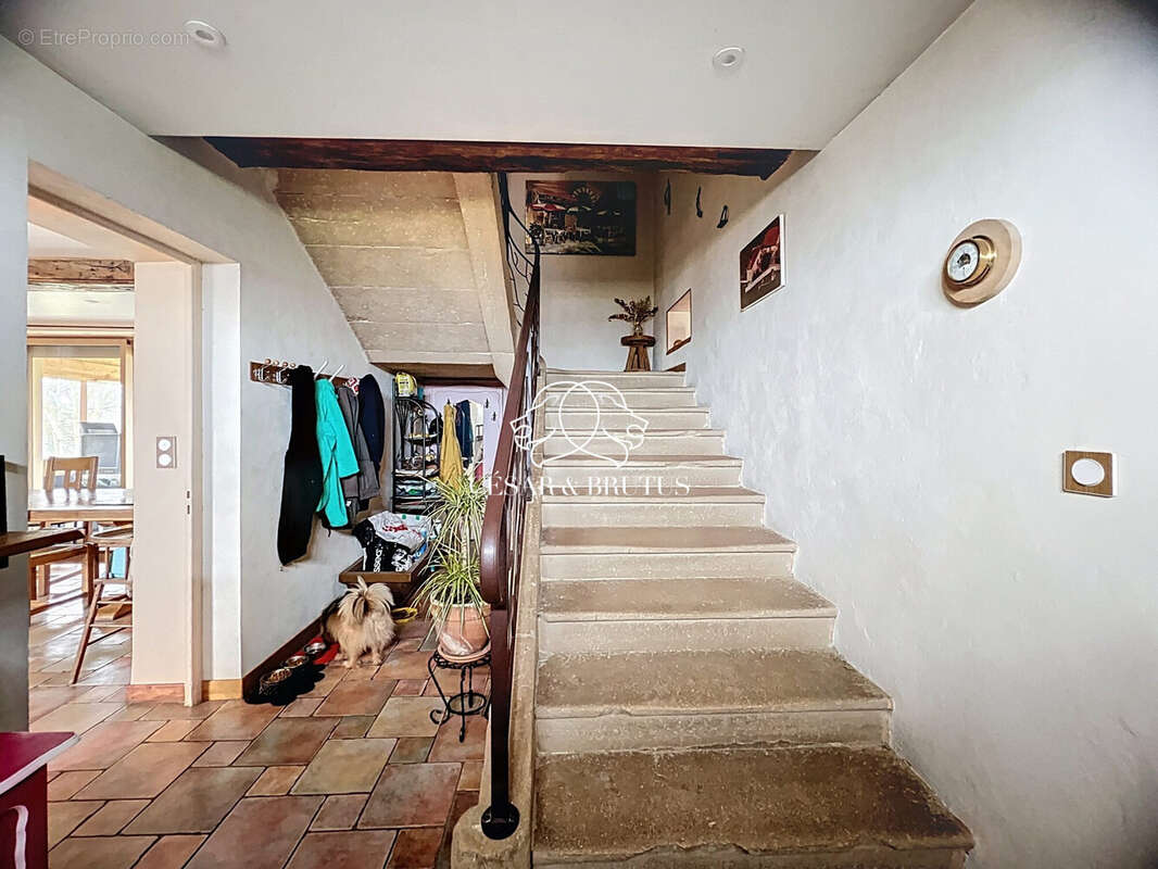 Maison à POUILLY-SOUS-CHARLIEU