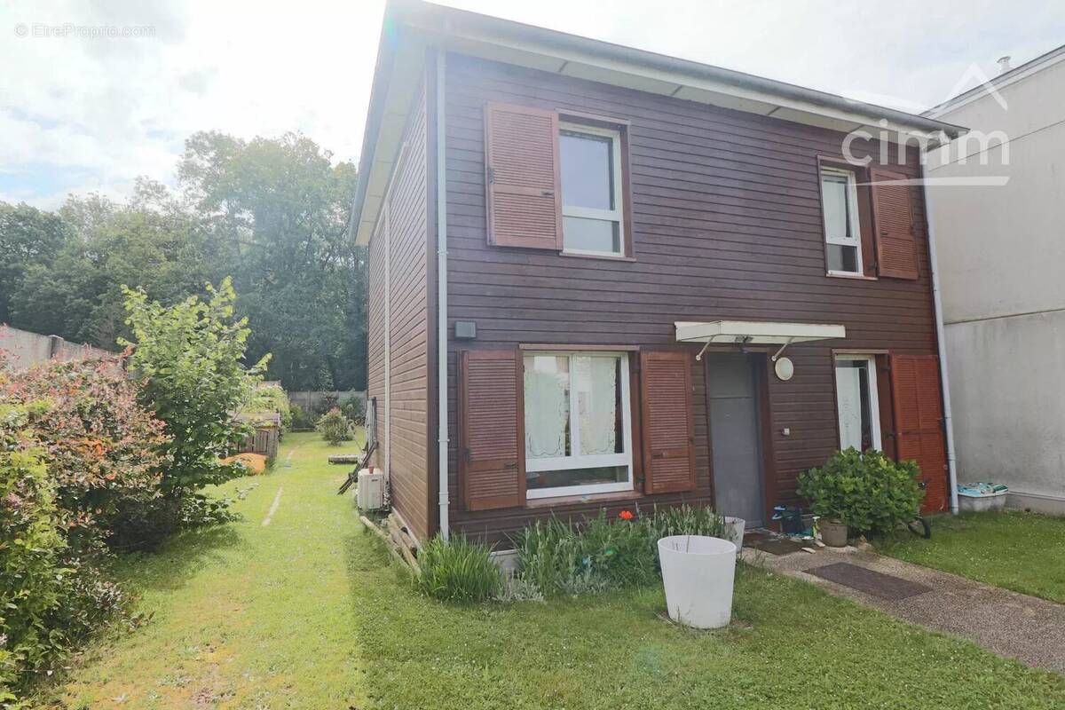Maison à SAINTE-GENEVIEVE-DES-BOIS