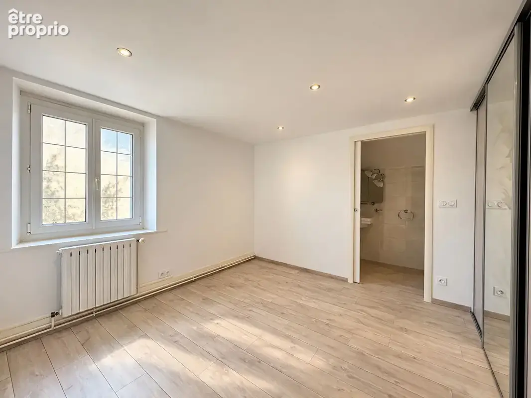 Maison mitoyenne en pierre rénovée avec 3 chambres et Garage - photo 5
