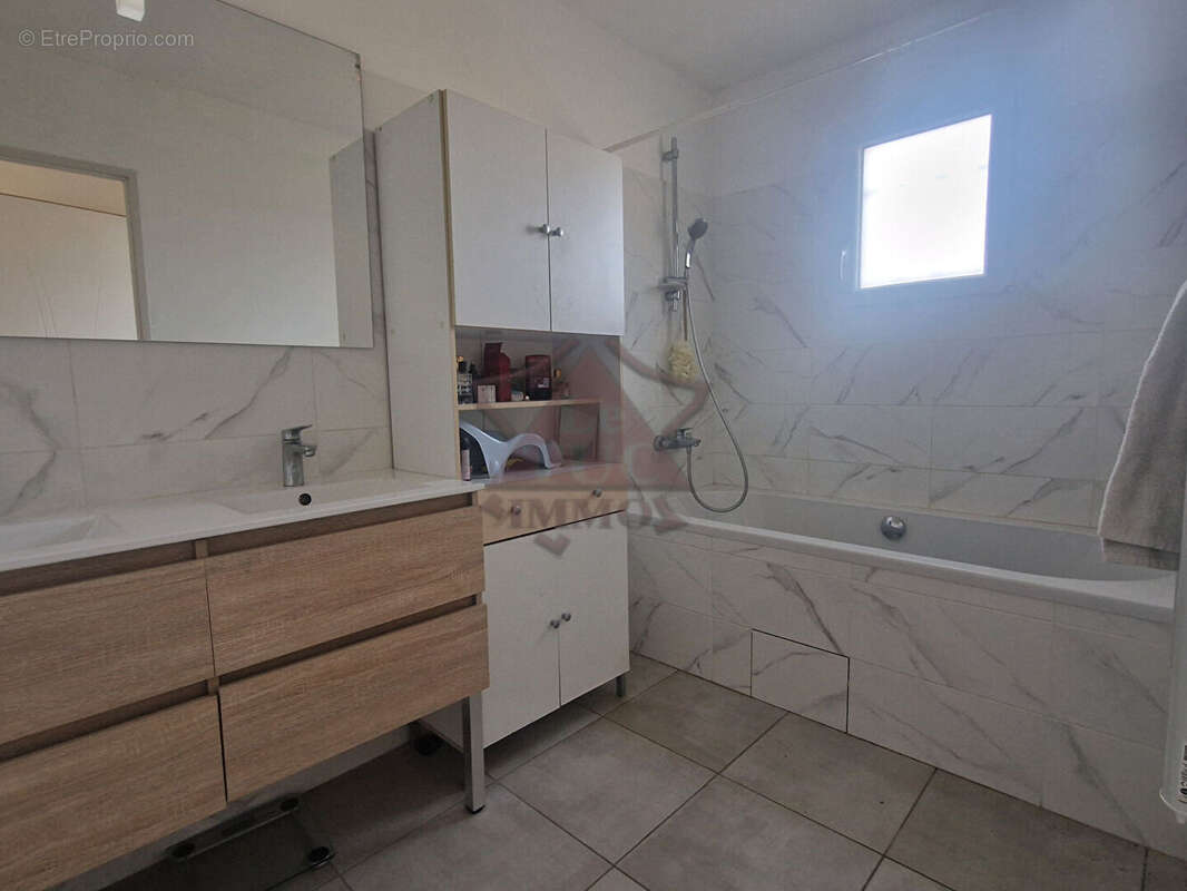 Maison à SAINT-JEAN-DE-MARUEJOLS-ET-AVEJAN