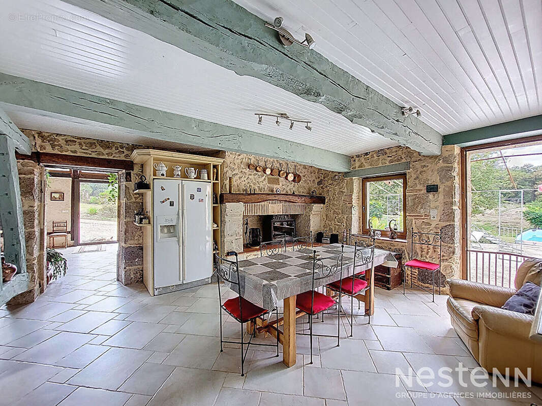 A Vendre Maison en pierre rénovée de 318 m² avec dépendances et point d'eau sur deux hectares - photo 9