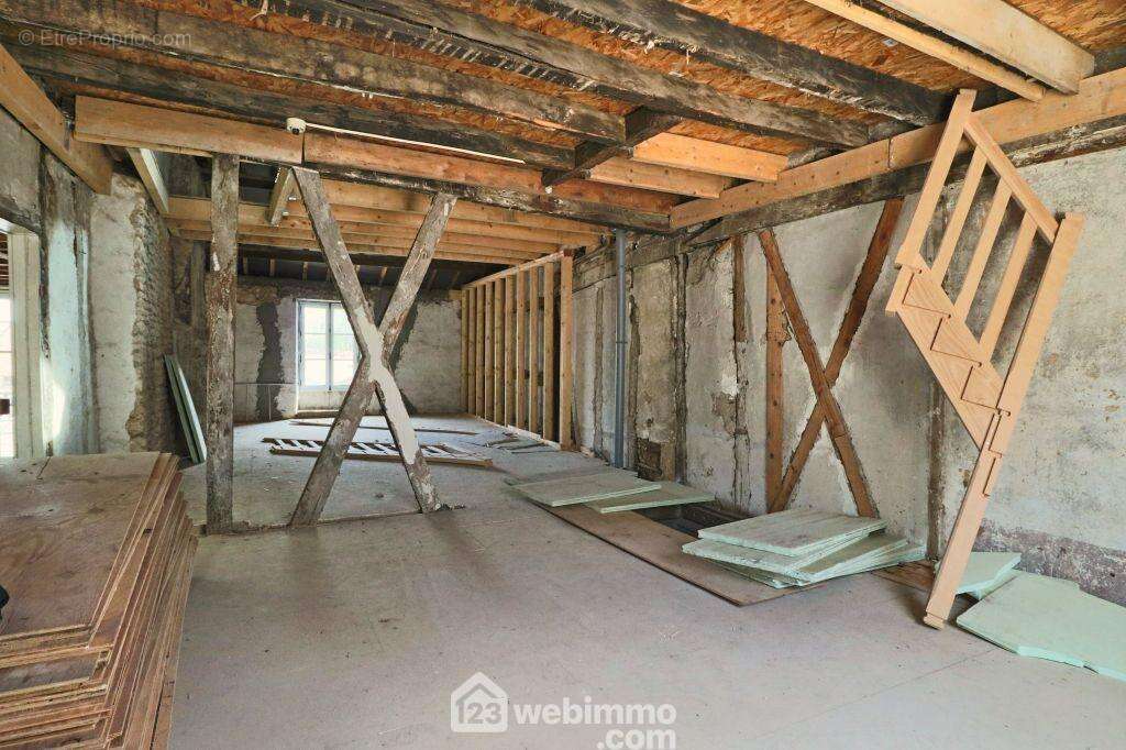 Un espace traversant de 56 m2 à aménager selon vos envies, - Appartement à POITIERS