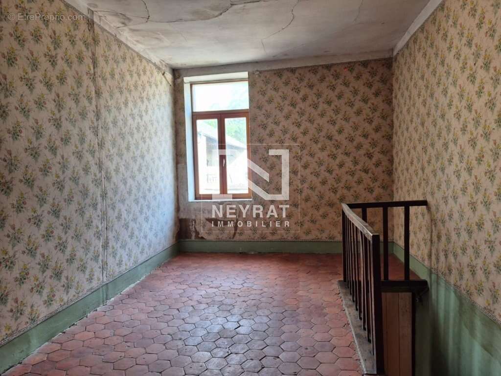 Maison à SAINT-SERNIN-DU-PLAIN