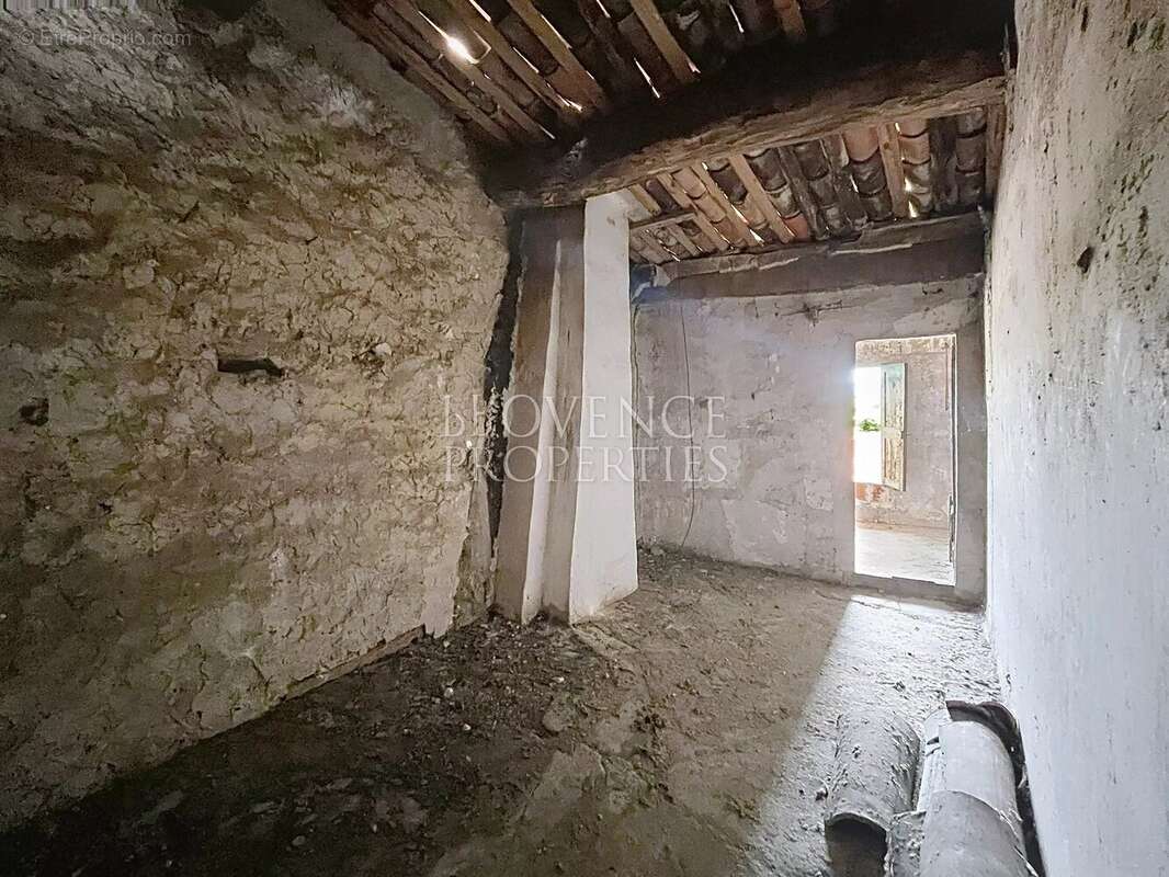 Appartement à COTIGNAC