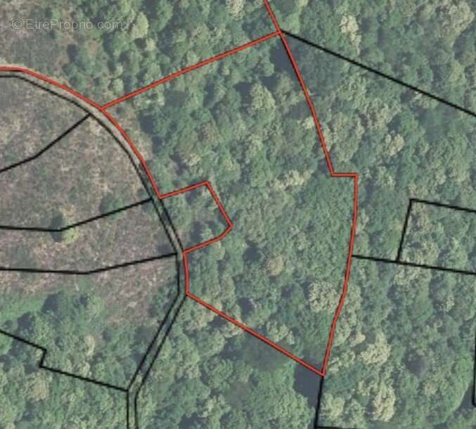Terrain à LES PLANTIERS