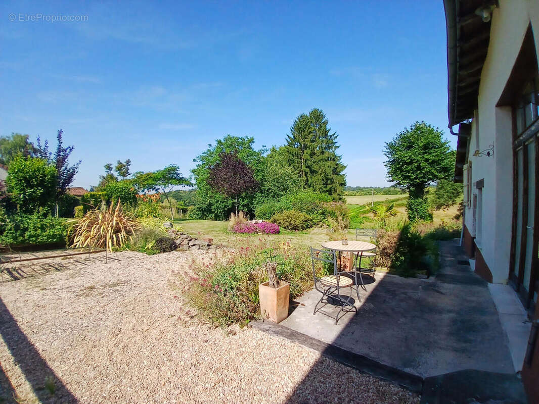 The terrace - Maison à SAINT-SAUD-LACOUSSIERE