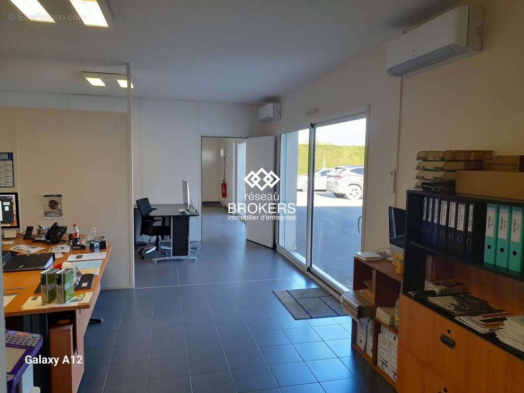 Commerce à SAINT-DENIS-DE-L'HOTEL