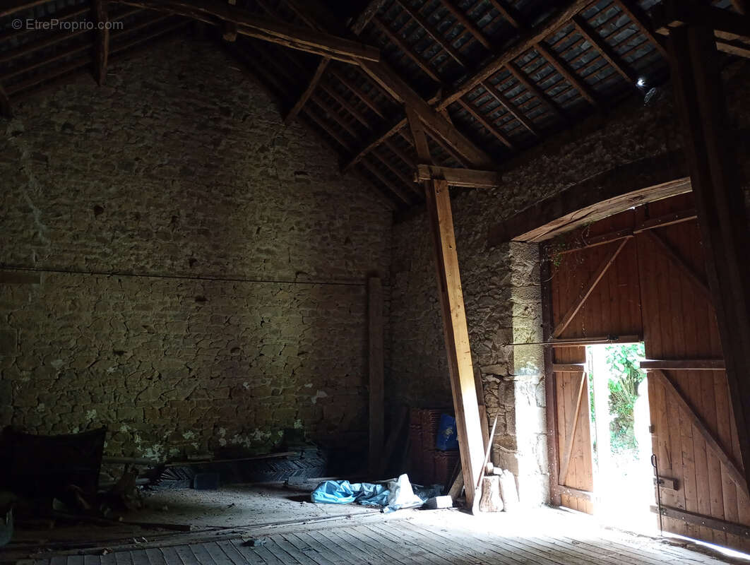Maison indépendante en pierre de 70m2 sur un terrain de 2092 m2. - photo 8
