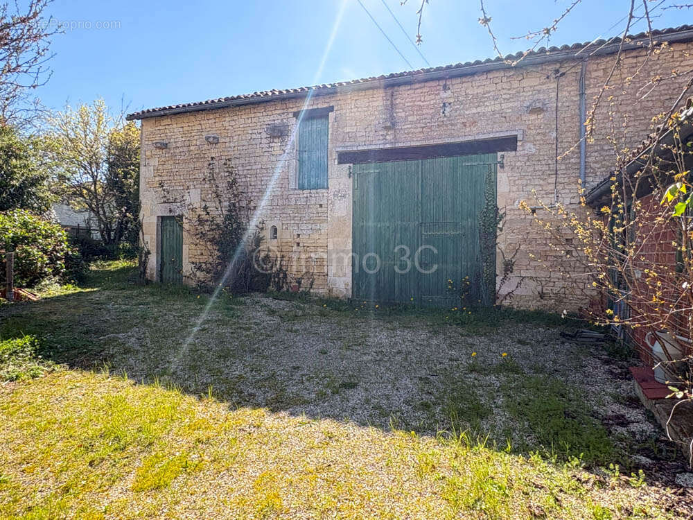 Maison à CHEF-BOUTONNE
