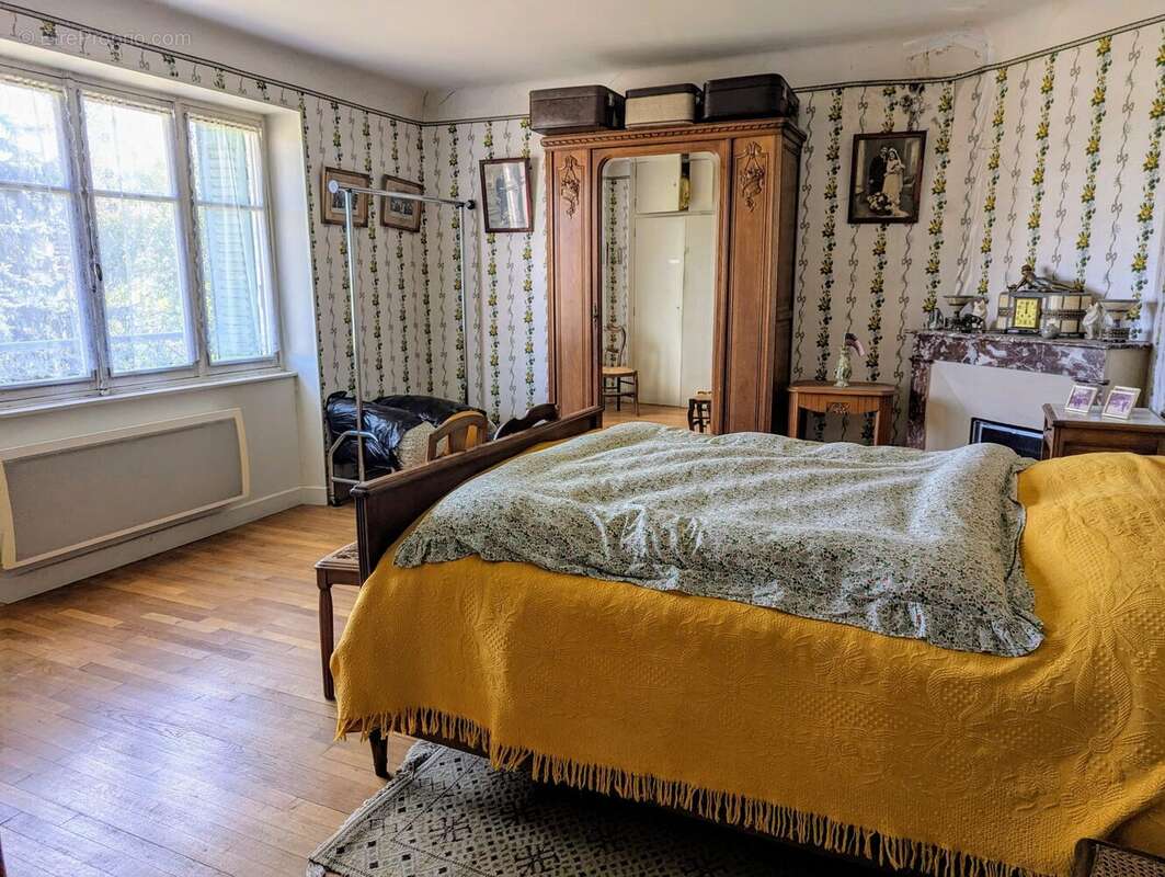chambre<br>avec parquet et placard - Maison à MAILLY-LA-VILLE