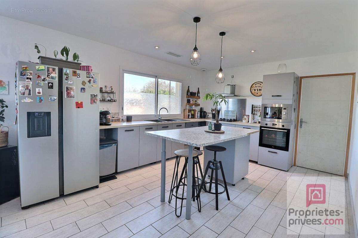 Maison 6 pièces 138 m2 avec GARAGE  - 4 CHAMBRES DONT UNE SUITE PARENTALE 137 m2 avec cellier et garage - photo 3