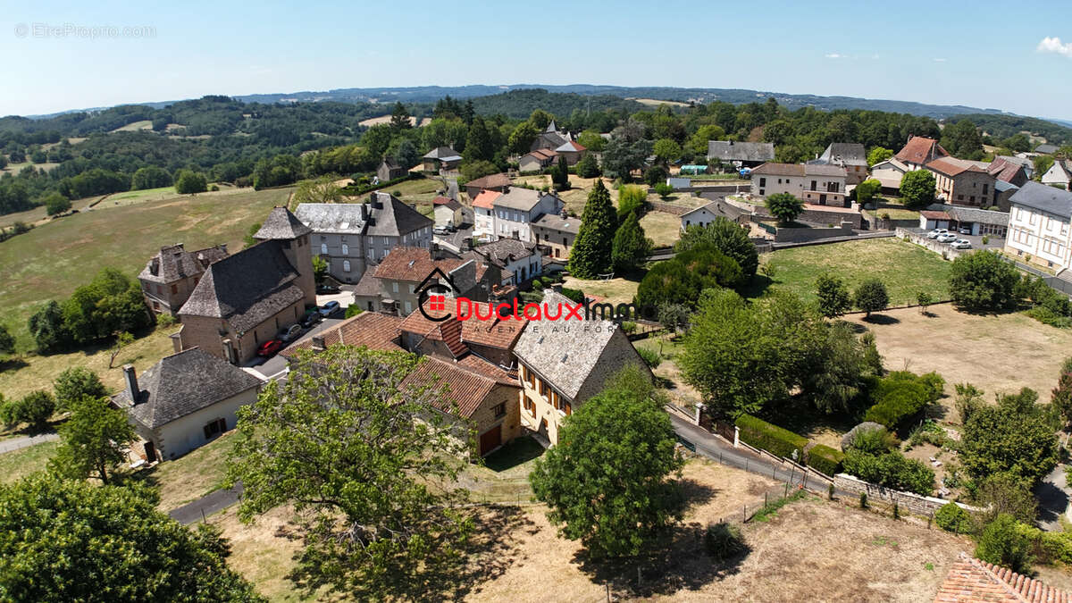 Maison typique en pierre avec une grangette - photo 3