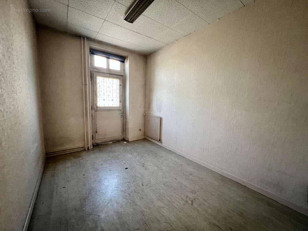 Rez-de-Chaussée avec accès indépendant   idéal habitation ou activité   63 m2 à aménager - photo 4