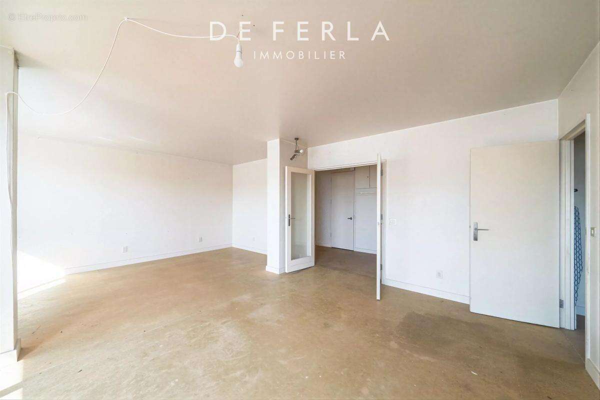 Appartement lumineux au 8è étage — 114 m² à réinventer entièrement - photo 3