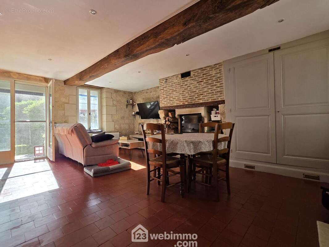 Une pièce de vie chaleureuse, baignée de lumière et sublimée par ses matériaux authentiques - Maison à BOURGUIGNON-SOUS-MONTBAVIN