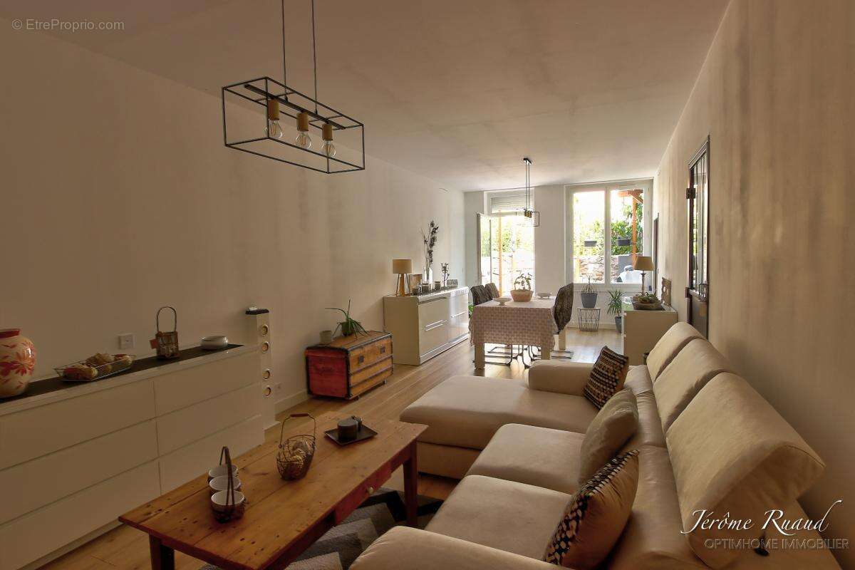 Maison de caractère rénovée de 205 m² avec jardin, bois, et grange - photo 6
