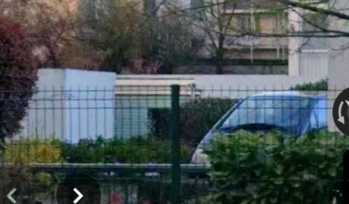 Photo 1 - Parking à VENISSIEUX