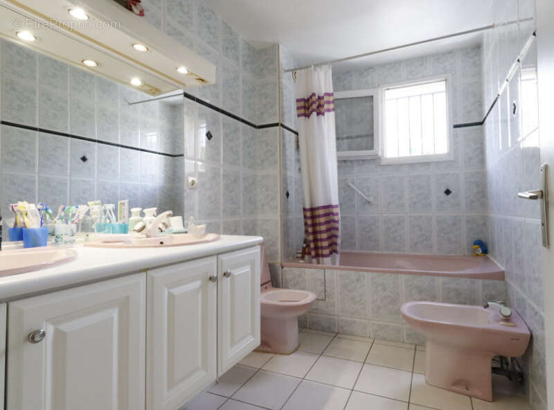 Dpt Bouches du Rhône (13), à vendre  maison P6 environ 90 m² avec jardin - photo 11