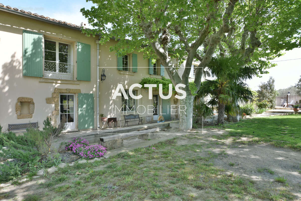 Maison 450 m² à Cornillon-Confoux  - photo 9