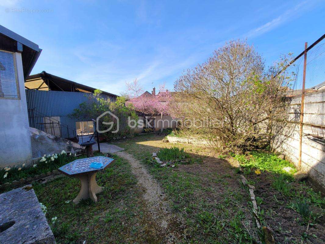 Appartement à SAINTE-COLOMBE-SUR-SEINE