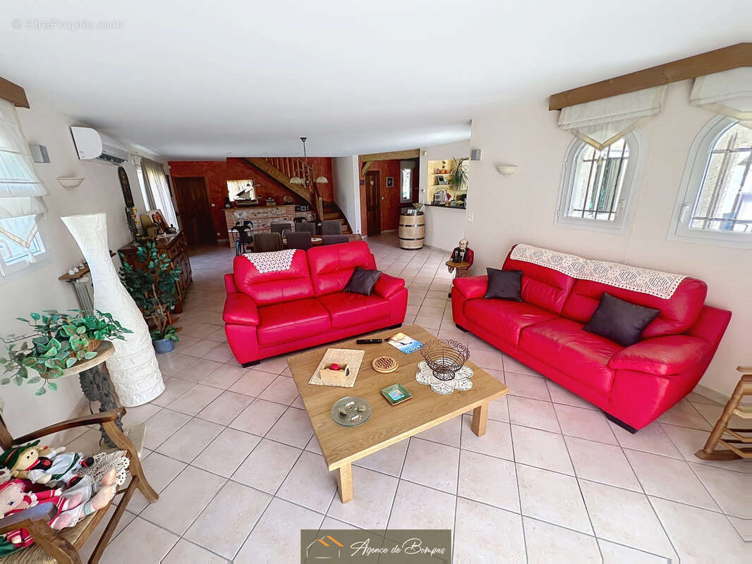 - villa 4 faces 148 m2 hbts  sur 1000 m2 de terrain -t2 independants 21 m2 - 2 garages 36 et 26 m2 - photo 2