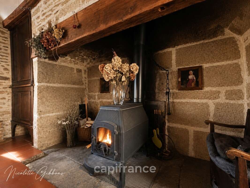 Jolie maison en pierres avec petites dépendances - photo 3