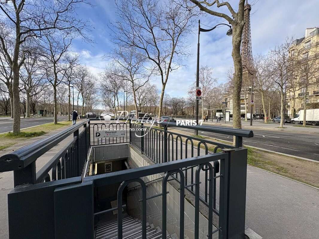 Parking à PARIS-7E