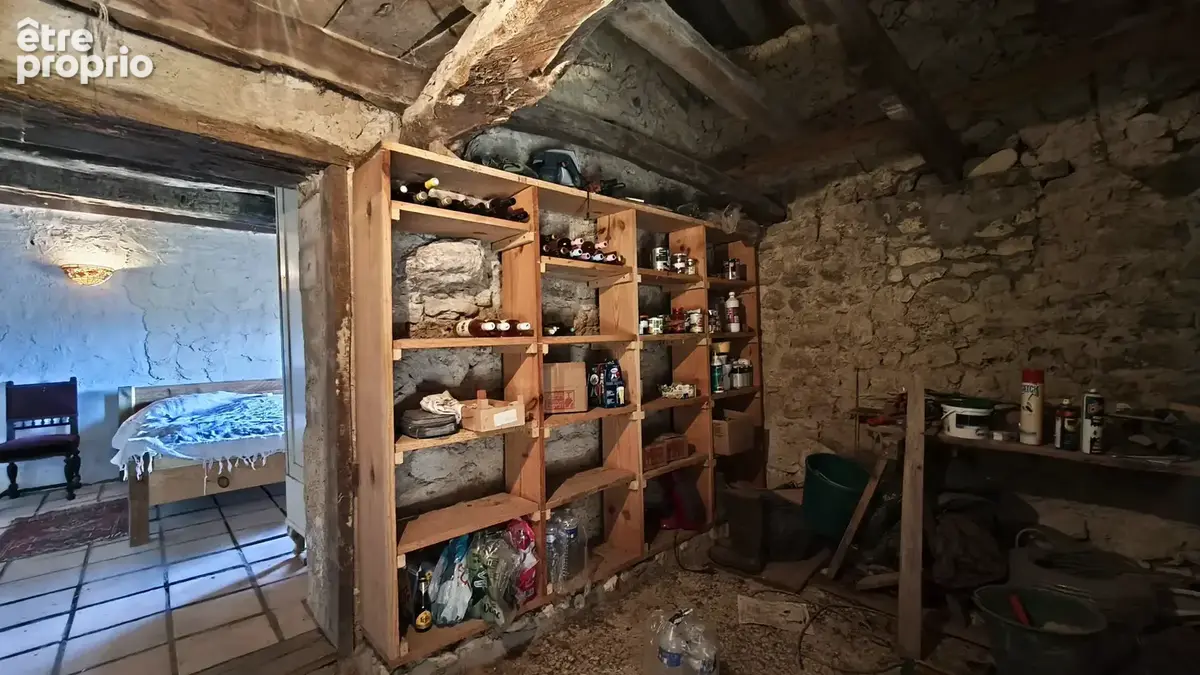Beau potentiel pour cette propriété en pierre à rénover avec une maison, une grange et un terrain 7802 m2 avec - photo 18