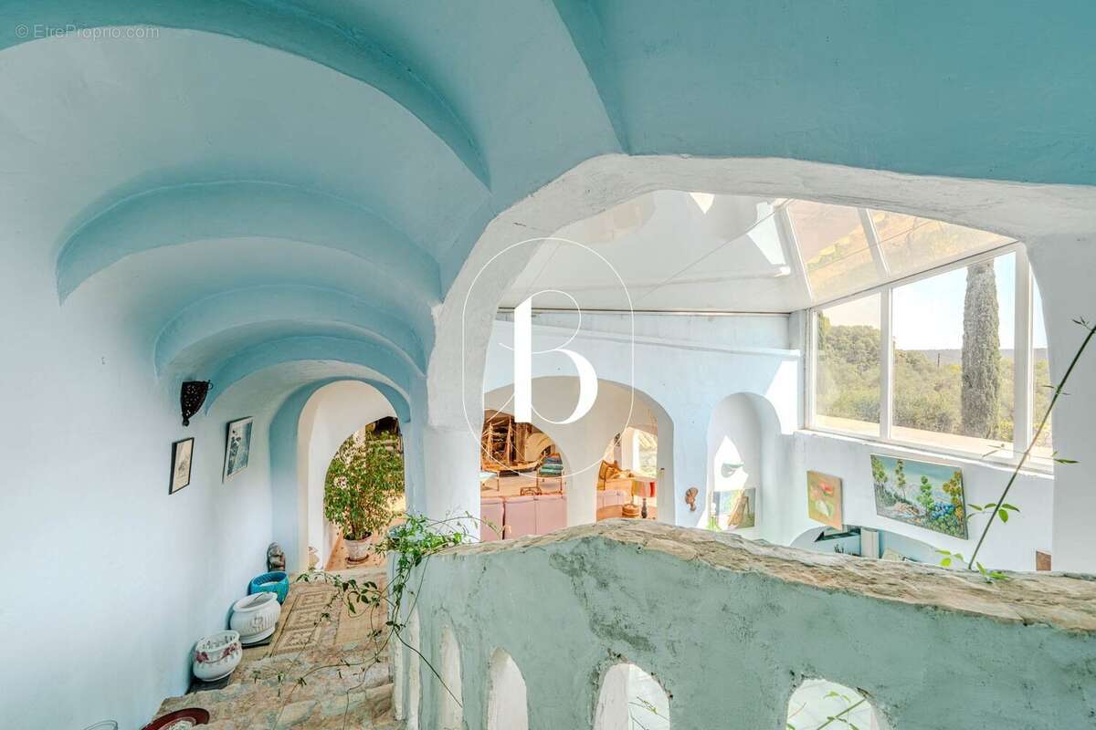 UZÈS  Propriété de caractère aux volumes spectaculaires, jardin paysager et piscine - photo 26