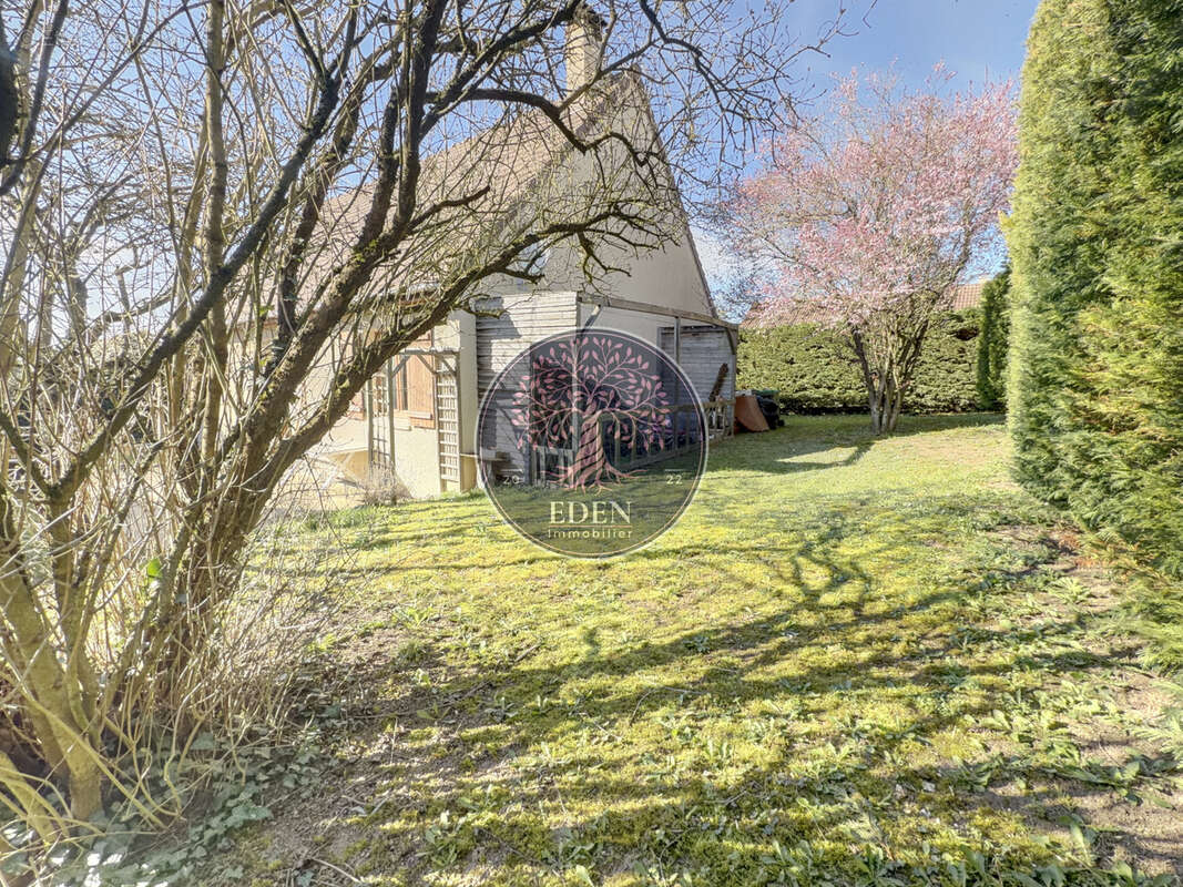 Maison à CHERISY