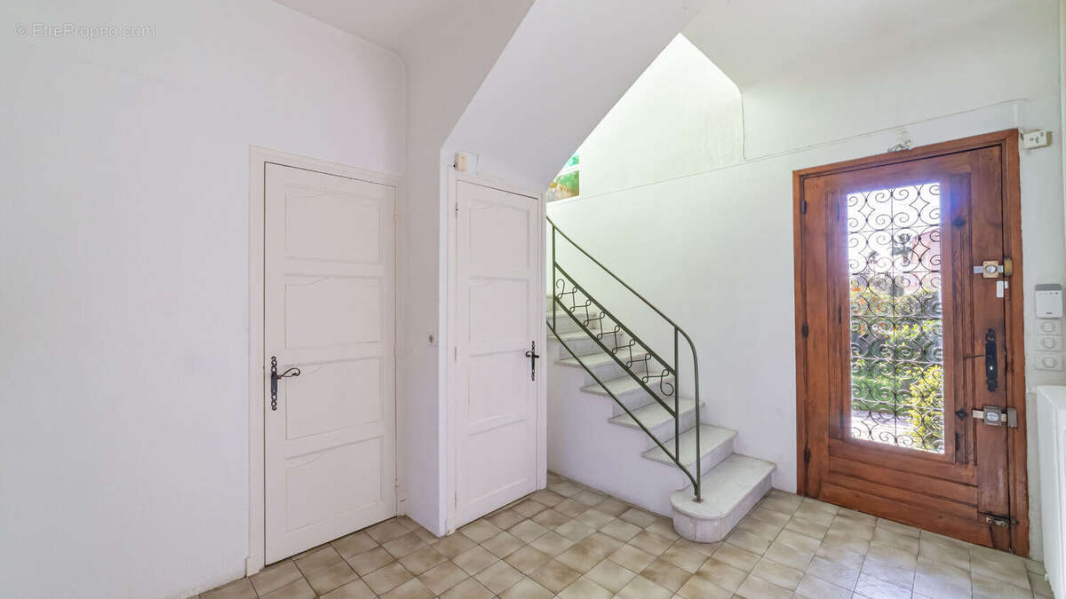 Villa 5 pièce(s) 141.67 m2 secteur Bouches du Loup à Villeneuve Loubet - photo 12