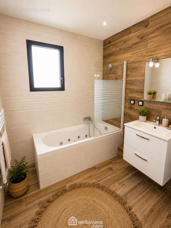 Salle de bain commune de l'étage - Maison à SETE