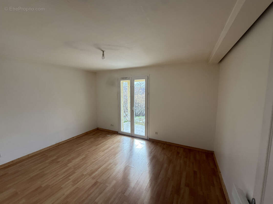 Maison à SAINT-JULIEN-CHAPTEUIL