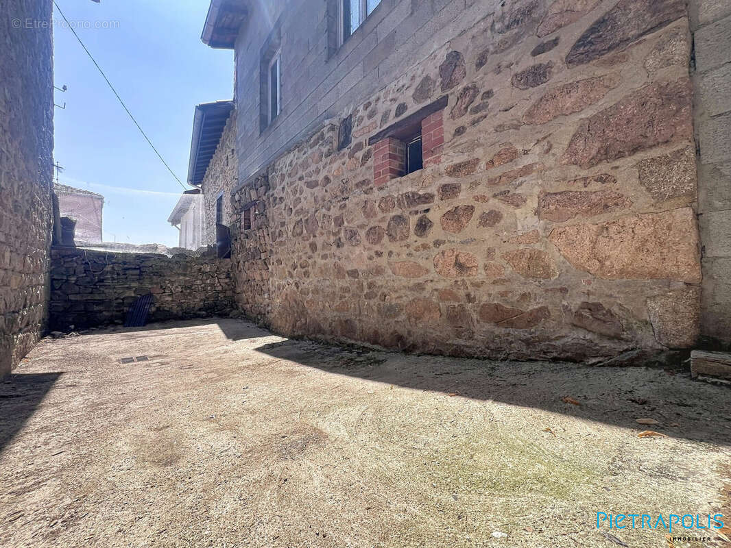 Maison 4 pièces 101 m² à vendre à Villecheneve (69770) - photo 2