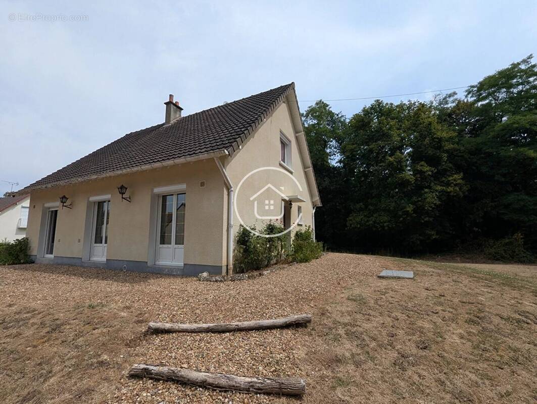 Maison 6 pièces à vendre à Cellettes - 185 000 € - photo 1