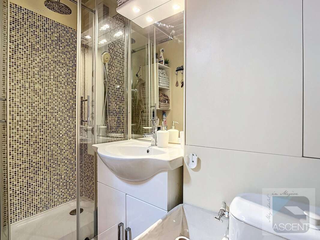 Salle de douche avec toilettes - Appartement à MEGEVE