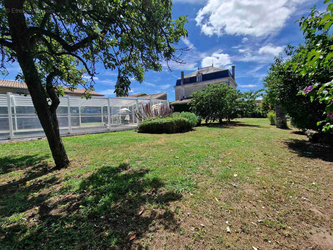 Maison de maître avec dépendances et piscine - photo 10