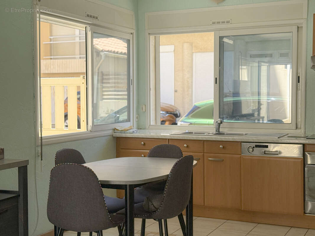 F3 cabine avec terrasse de 80m2 et 3 places de parkings privatives - photo 7