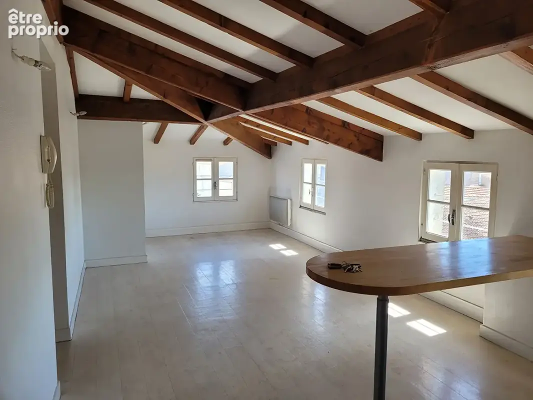 ROCHEFORT centre ville - au 3ème un appartement  de 40 m²  de type 3  avec 2 salles d'eau et 2 WC - photo 4