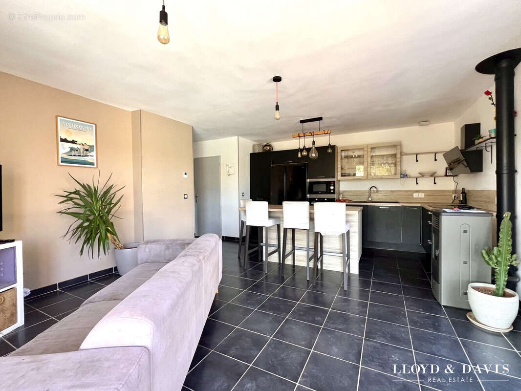 Maison 98 m² à Bagnols-En-Foret  - photo 3