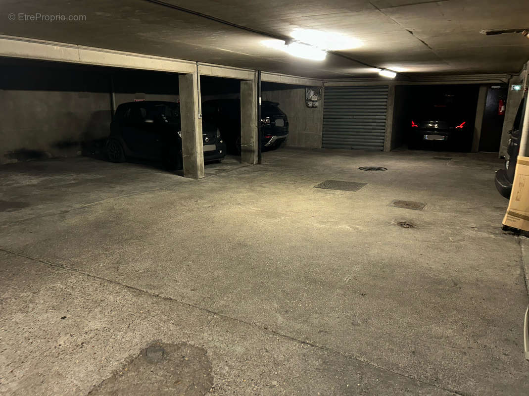 Parking à PARIS-11E