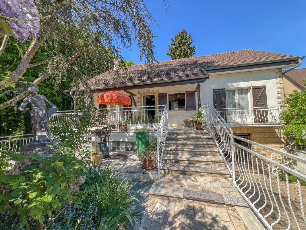 Maison à LE MESNIL-SAINT-DENIS