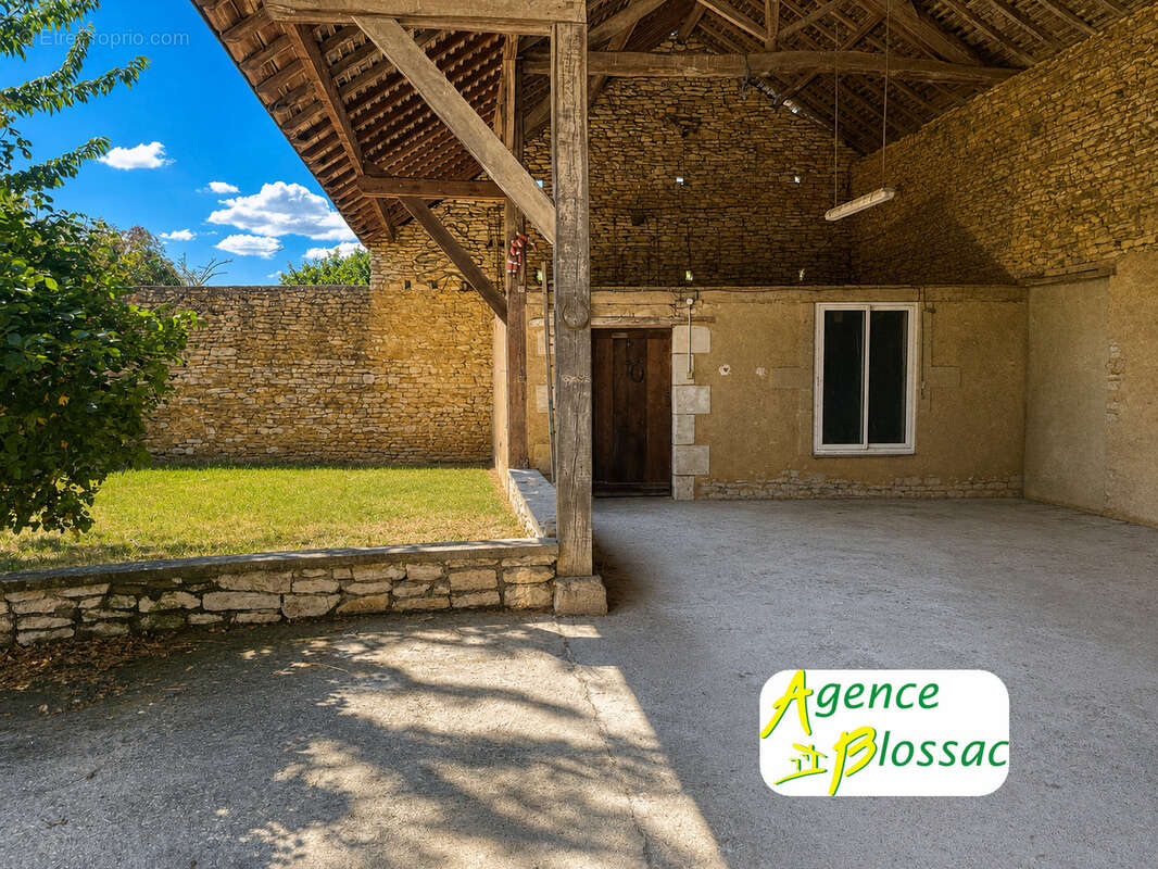 Maison de caractere de 170 m2 // preau et jardin - photo 2