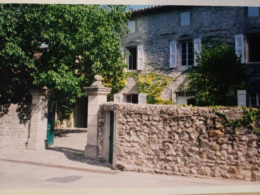 Maison à SAINT-JEAN-DE-MARUEJOLS-ET-AVEJAN