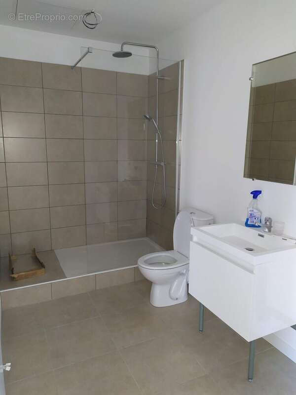Salle d'eau lot 15 - Appartement à CARBON-BLANC