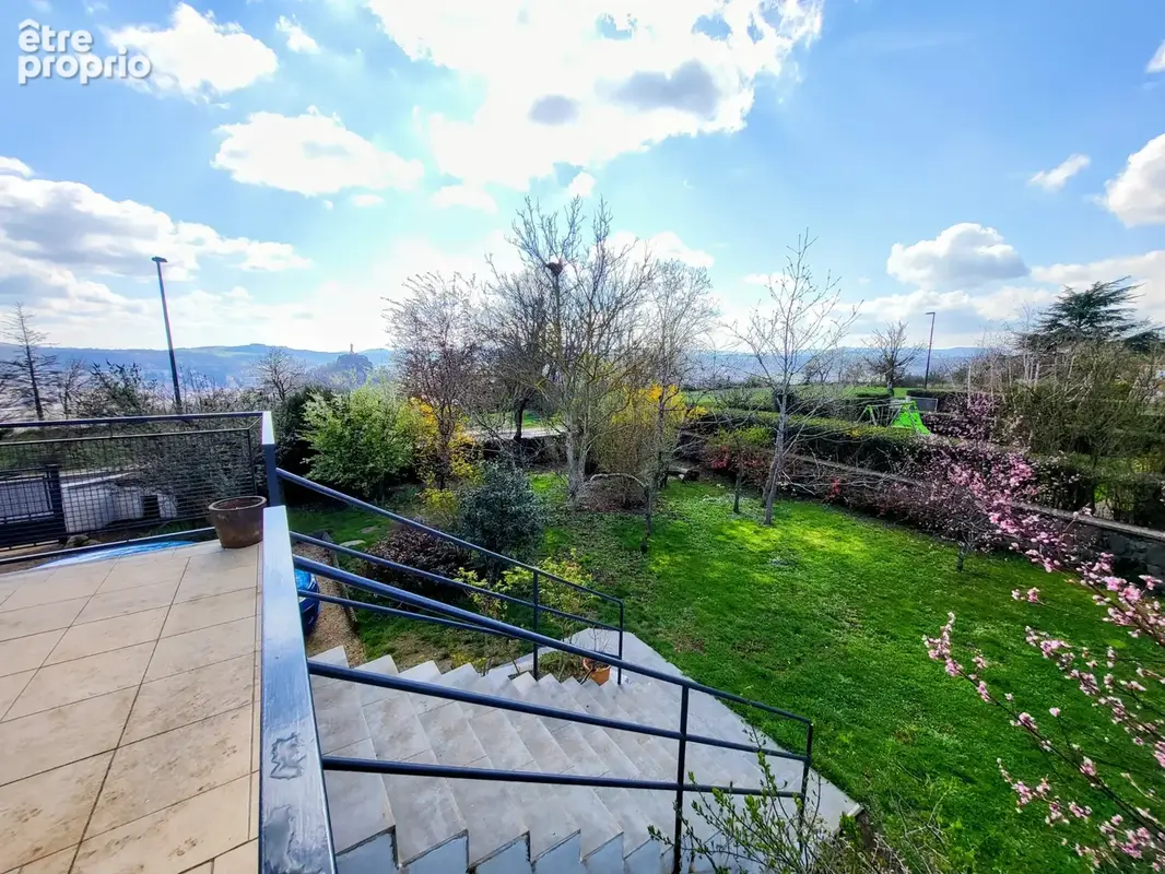 Maison familiale rénovée avec terrain arboré dans un secteur recherché de Polignac - photo 5